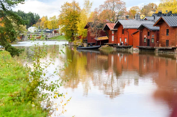 The granite embankment with red houses and barns. Beautiful autu — Stock Photo, Image