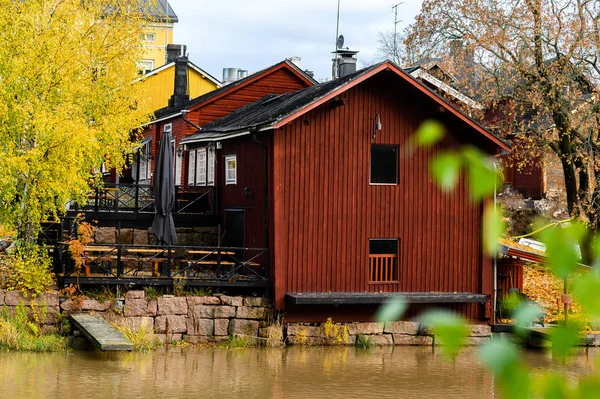 The granite embankment with red houses and barns. Beautiful autu — Stock Photo, Image