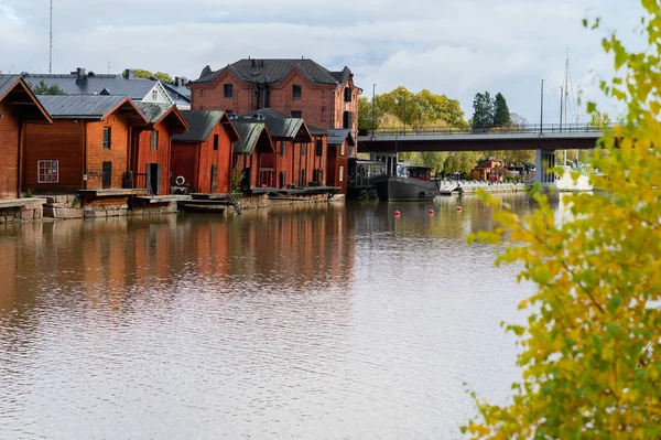 The granite embankment with red houses and barns. Beautiful autu — Stock Photo, Image