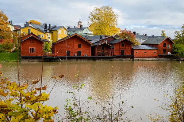 The granite embankment with red houses and barns. Beautiful autu — Stock Photo, Image