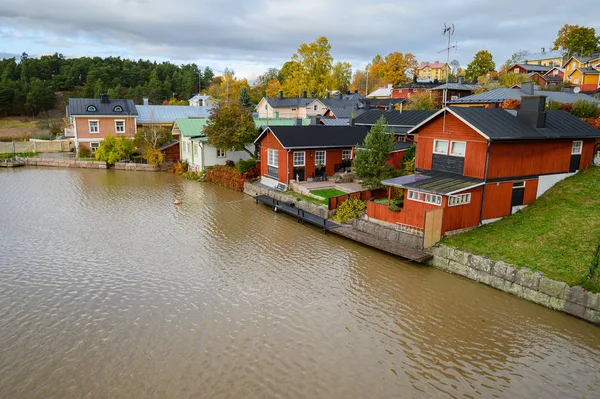 The granite embankment of the river with red village houses. Bea — Stock Photo, Image