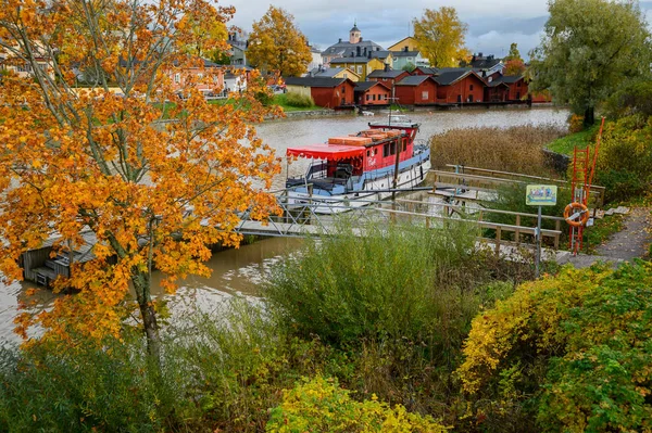 10.10.2019 Porvoo, Finland-Old steamer cafe at the pier. Beautif — Stock Photo, Image