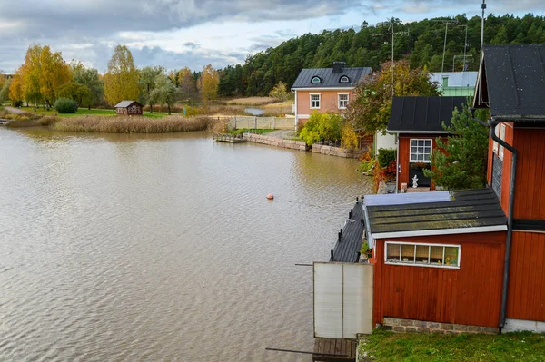 The granite embankment of the river with red village houses. Bea — Stock Photo, Image