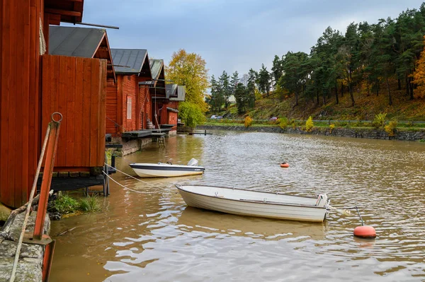 The granite embankment with red houses and barns. White bill boa — Stock Photo, Image