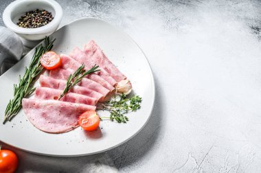 Dilimlenmiş domuz jambonu. Taze prosciutto. Beyaz arka plan. Üst Manzara. Boşluğu kopyala.