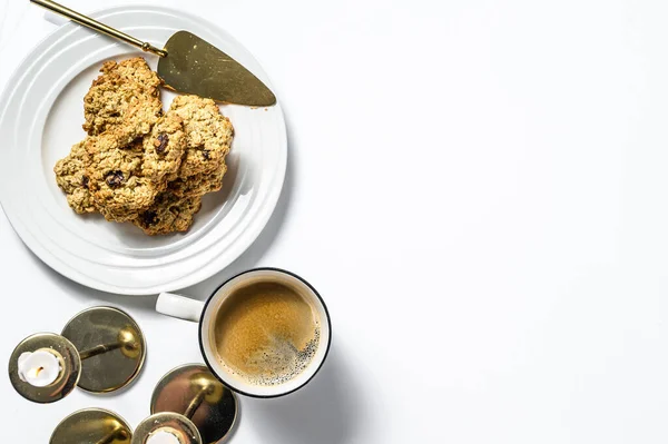 Biscoitos Aveia Caseiros Doces Uma Mesa Branca Fundo Branco Vista — Fotografia de Stock