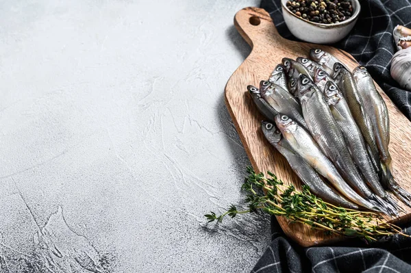 Pescado Fresco Crudo Capelán Sobre Tabla Cortar Fondo Gris Vista — Foto de Stock