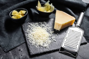 Parmigiano reggiano sert peynir parçaları. Kes, kes, rendele. Siyah arka plan. Üst görünüm.