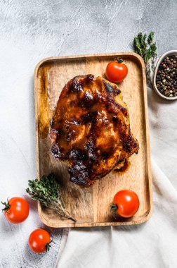 Kesme tahtasına baharat konmuş domuz eti. Gri arka plan. Üst görünüm.