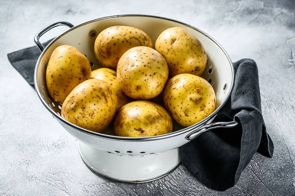 Bio Kartoffeln Einem Sieb Grauer Hintergrund Ansicht Von Oben — Stockfoto
