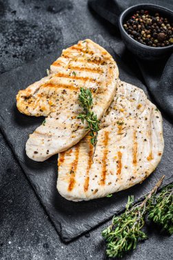 Kızarmış hindi bifteği. Siyah arka plan. Üst görünüm.