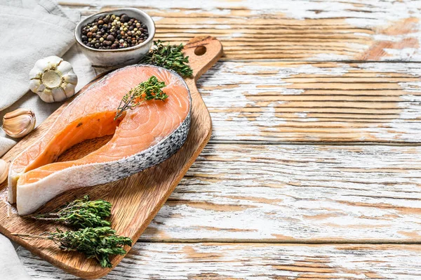 Filete Fresco Salmón Crudo Con Pimienta Tomillo Fondo Madera Blanca — Foto de Stock