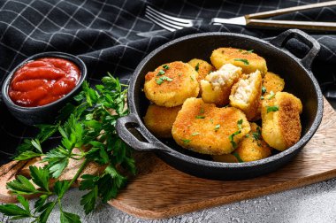 Ev yapımı tavuk nugget ve tavada ketçap sosu. Gri arka plan. Üst görünüm.