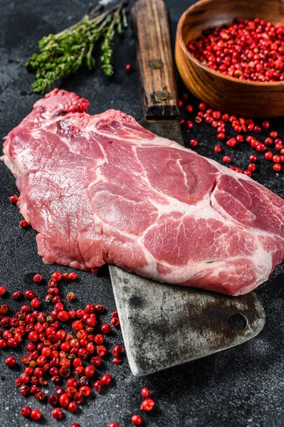 Syrové Vepřové Mramorované Steaky Sekáčku Maso Černé Pozadí Horní Pohled — Stock fotografie