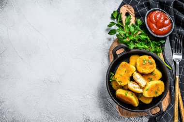 Ketçap ve bitkilerle tavada kızarmış tavuk nugget. Beyaz arka plan. Üst Manzara. Boşluğu kopyala.