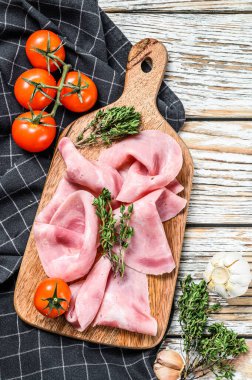 Jambonlu Sosis. Geleneksel Alman jambonu. Beyaz ahşap arka plan. Üst görünüm.