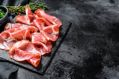 Coppa, Capocollo, Capicollo eti popüler İtalyan antipasto yemekleri. Siyah arka plan. Üst Manzara. Boşluğu kopyala.