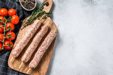 Çiğ kıymalı et kebabı. Beyaz arka plan. Üst Manzara. Boşluğu kopyala.