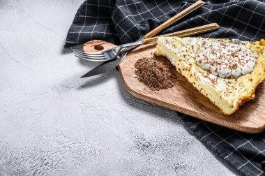 Ahşap kesme tahtasındaki organik süzme peynirden yapılmış Curd güveci. Gri arka plan. Üst Manzara. Boşluğu kopyala.