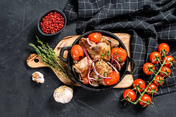 Varkenskebab Met Tomaat Peper Een Pan Vleesbarbecue Zwarte Achtergrond Bovenaanzicht — Stockfoto