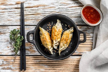 Tavada kızarmış hamur köftesi, Çin yemeği. Beyaz arka plan. Üst görünüm.