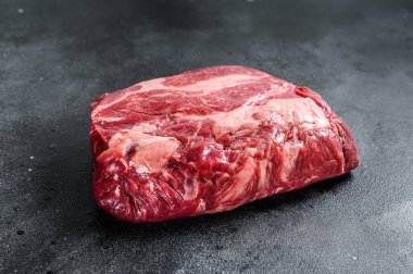 Taze çiğ et Prime Black Angus Chuck bifteği. Siyah arka plan. Üst görünüm.