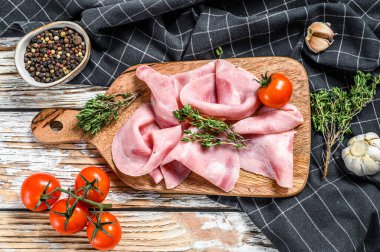 Jambonlu Sosis. Geleneksel Alman jambonu. Beyaz ahşap arka plan. Üst görünüm.