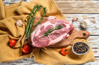 Taze çiğ domuz eti. Biftek doğrayın. Beyaz arka plan. Üst görünüm.