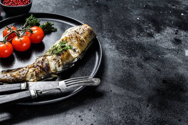 Lezzetli bir salamurada pişirilmiş Pollock. Siyah arka plan. Üst Manzara. Boşluğu kopyala.