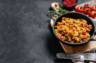 Kızarmış yumurta ve baharatla pişirilmiş Basmati pilavı. Siyah arka plan. Üst Manzara. Boşluğu kopyala.