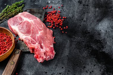 Taze domuz eti, mermer biftek. Siyah arka plan. Üst Manzara. Boşluğu kopyala.