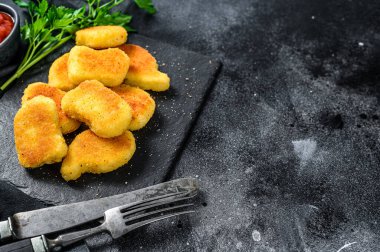 Ev yapımı çıtır tavuk nuggetları. Karanlık arka plan. Üst Manzara. Boşluğu kopyala.