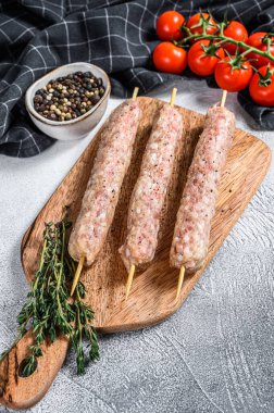 Çiğ kıymalı et kebabı. Beyaz arka plan. Üst görünüm.