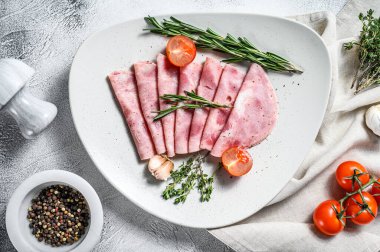 Dilimlenmiş domuz jambonu. Taze prosciutto. Beyaz arka plan. Üst görünüm.