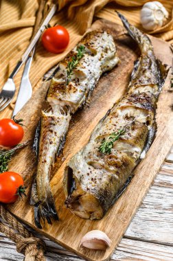 Taze kekik ve domatesli nefis ızgara pollock. Beyaz arka plan. Üst görünüm.