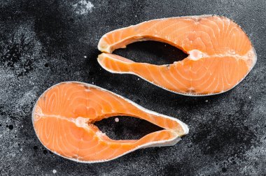 Çiğ somon bifteği, organik balık. Siyah arka plan. Üst görünüm.