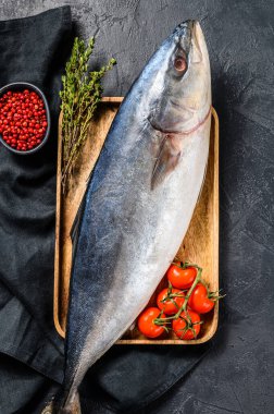 Taze Japon kehribar rengi. Çiğ balık sarıkuyruğu. Siyah arka plan. Üst görünüm.