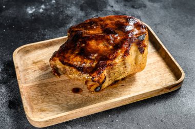 Kesme tahtasında baharat olan kızarmış domuz boynu. Siyah arka plan. Üst görünüm.