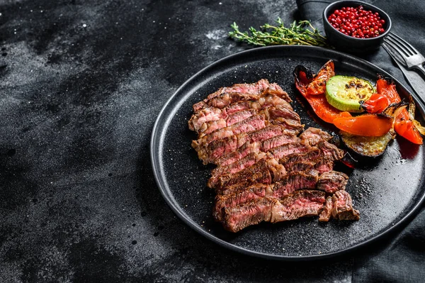 Gegrilltes Rindfleisch Marmoriert Seltenes Steak Chuck Augenrollen Auf Einem Teller — Stockfoto
