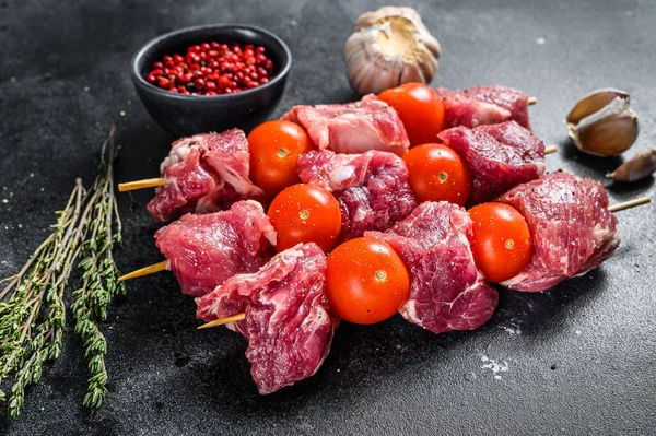 Kebab Cerdo Crudo Carne Barbacoa Con Tomate Especias Fondo Negro —  Fotos de Stock