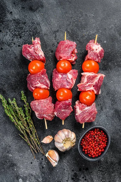 Kebab Cerdo Crudo Carne Barbacoa Con Tomate Especias Fondo Negro —  Fotos de Stock