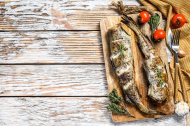 Lezzetli bir salamurada pişirilmiş fırın. Beyaz arka plan. Üst Manzara. Boşluğu kopyala.