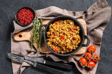 Kızarmış yumurta ve baharatla pişirilmiş Basmati pilavı. Siyah arka plan. Üst görünüm.