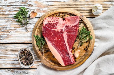 Çiğ et, biftek, baharat, sarımsak ve biberiye. Organik kemik eti. Beyaz arka plan. Üst görünüm.