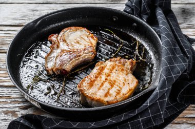 Tavada ızgara domuz pirzolası. Organik biftek. Beyaz arka plan. Üst görünüm.