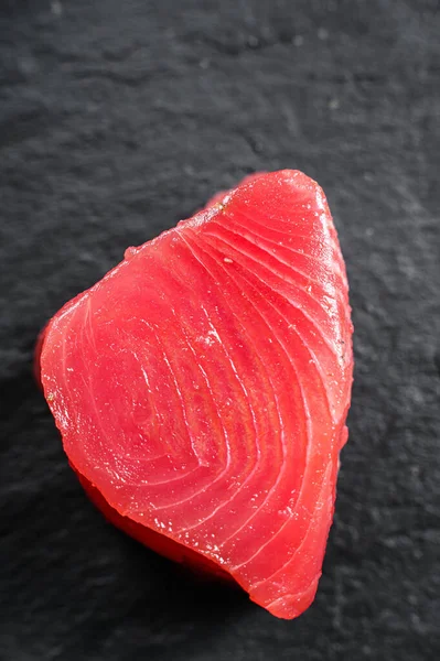 Çiğ Bonfile Ton Balığı Siyah Arka Plan Üst Manzara Kapat — Stok fotoğraf