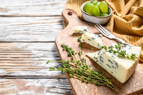 Triângulo Queijo Azul Com Uvas Fundo Madeira Branco Vista Superior — Fotografia de Stock