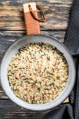 Organik pirinç, kasede karışık pirinç. Siyah arka plan. Üst görünüm.