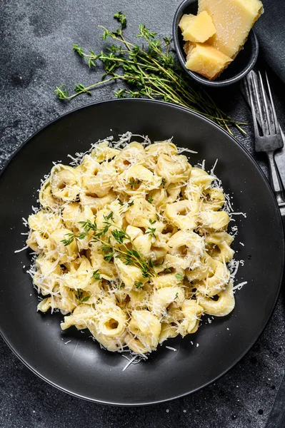 Italienische Tortellini Pasta Mit Parmesan Schwarzer Hintergrund Ansicht Von Oben — Stockfoto