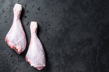 Çiğ tavuk budu ve baharat. Siyah arka plan. Üst Manzara. Metin için boşluk.